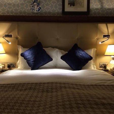 The Crown Wetherspoon Hotel Устър Екстериор снимка